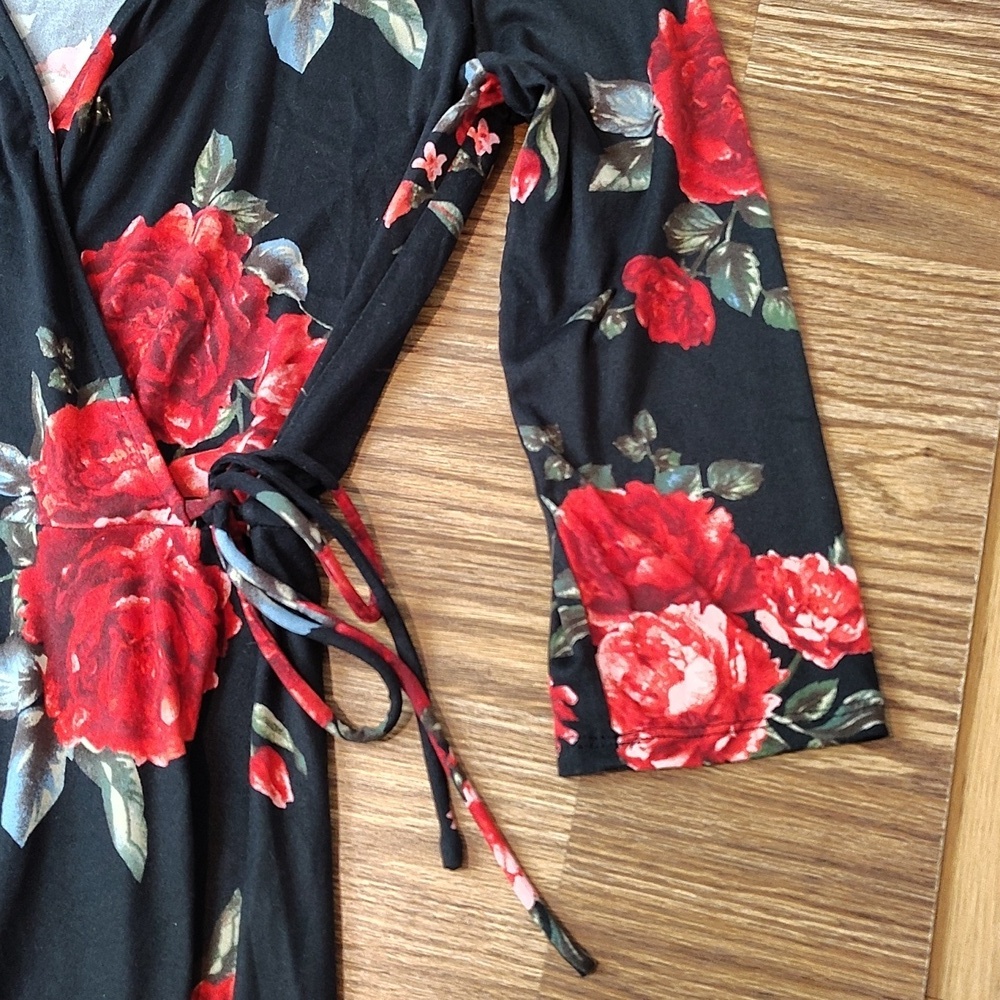 A. Byer Ladies V-Neck Floral Dress, X-Large, Black and Roses Floral Dress - Picture 5 of 7